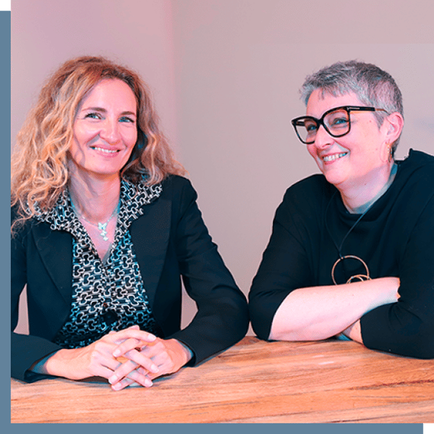 due donne sorridenti